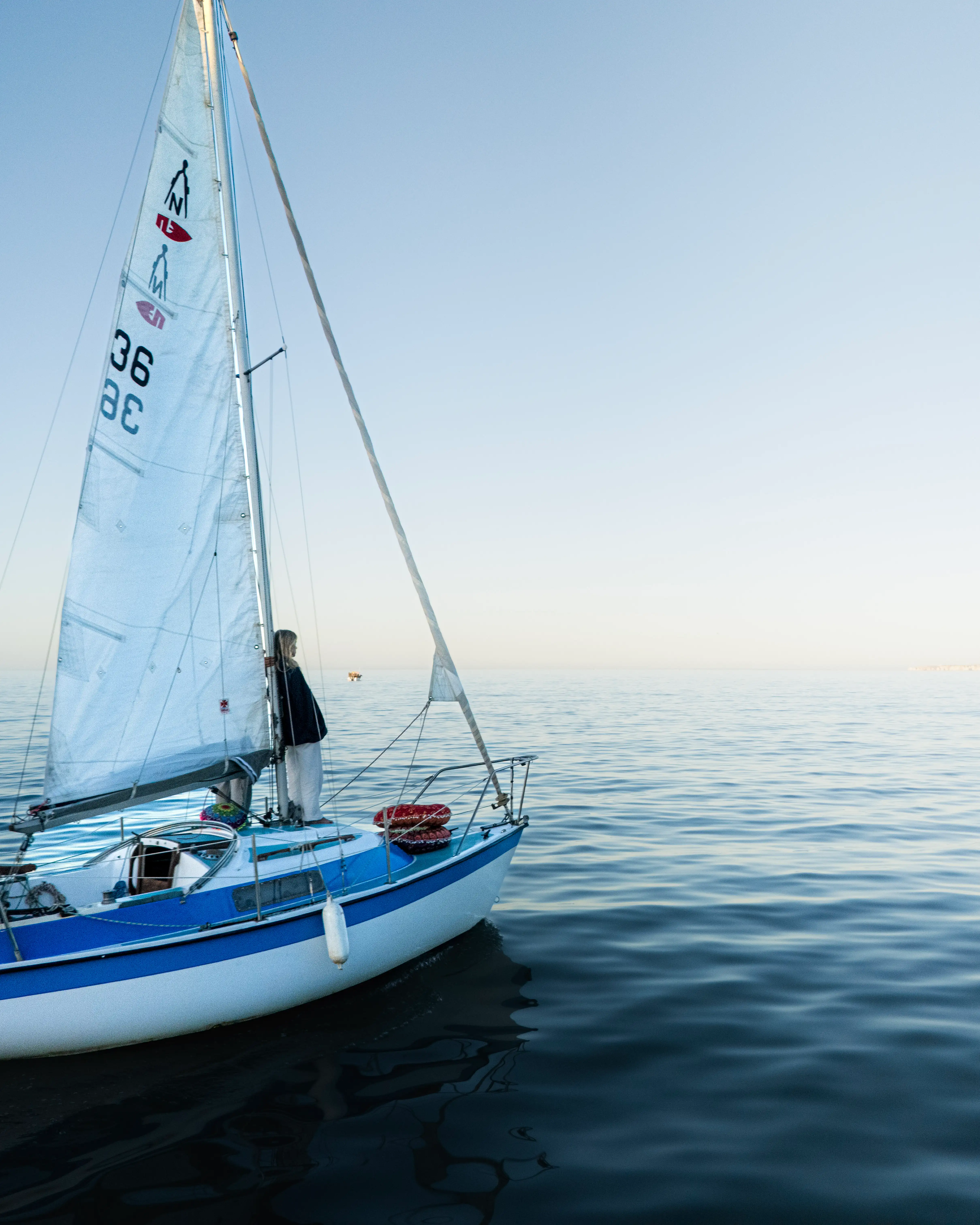 Sofia em pe no barco